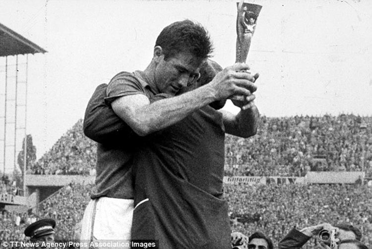 وفاة «بيليني» قائد منتخب البرازيل بطل العالم 1958