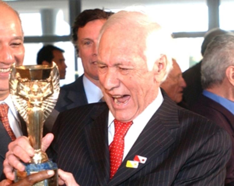 وفاة «بيليني» قائد منتخب البرازيل بطل العالم 1958