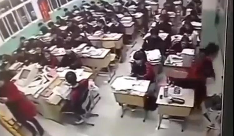 بالفيديو.. لحظة انتحار طالب صيني من نافذة فصل دراسي 