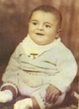 صورة نادرة لراغب علامة وهو طفل رضيع 