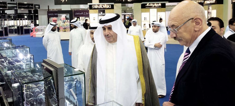 قدري صابوني يطلع عبدالعزيز الخالدي على المعروضات