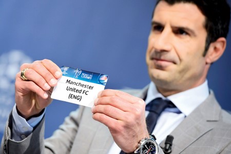 النجم البرتغالي المعتزل لويس فيغو يعلن عن مواجهة مان يونايتد امام بايرن ميونيخ