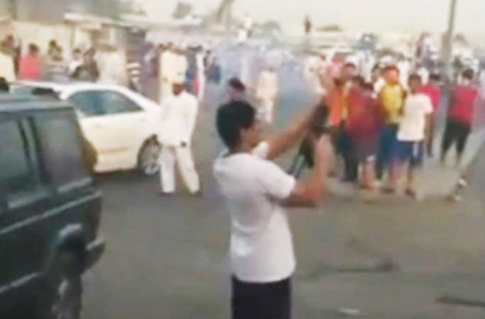 احد المتهمين يقوم باطلاق النار وسط المتجمهرين كما اظهر شريط الفيديو