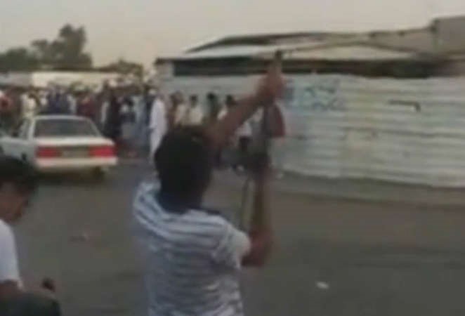  ومتهم ثان يطلق النار من سلاح كلانشكوف
