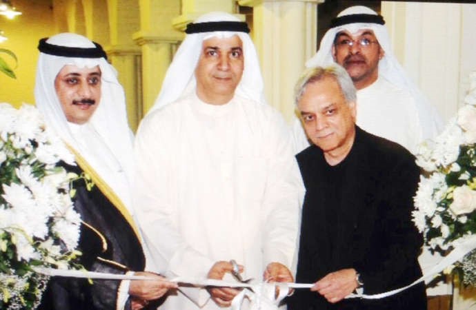 معلي اليوحة مفتتحا المعرض بحضور دبدر الدويش