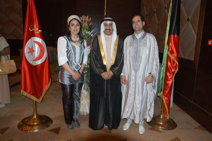 رئيس مجلس الامة السابق جاسم الخرافي متوسطا السفير التونسي نور الدين الري وحرمه
