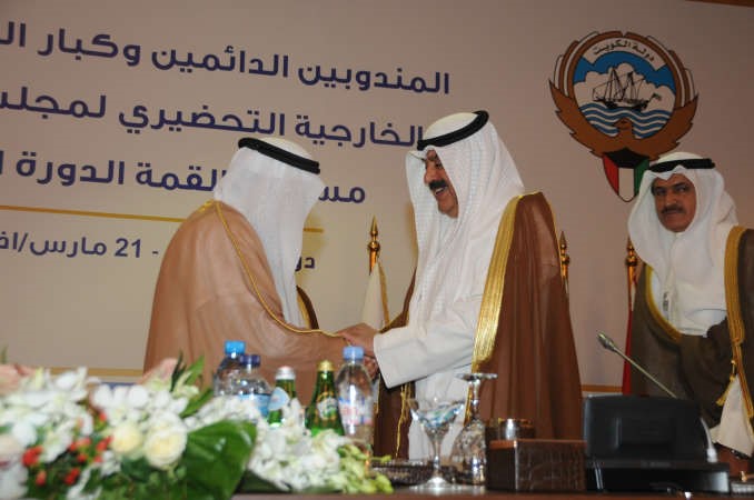 الجارالله يتسلم رئاسة الاجتماع من رئيس الوفد القطري ومندوبها الدائم في جامعة الدول العربية السفير سيف ابو العينين