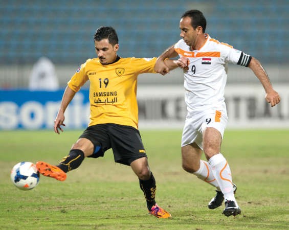 نواف المطيري يقطع الكرة امام لاعب الوحدة ماهر السيد 	الازرقكوم﻿