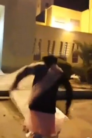 بالفيديو.. خادمة مخمورة في الكويت ترقص وتغني وتحاول دخول المسجد