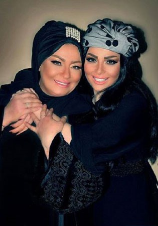 صورة : خمن أيهما ديانا كرزون ووالدتها ؟