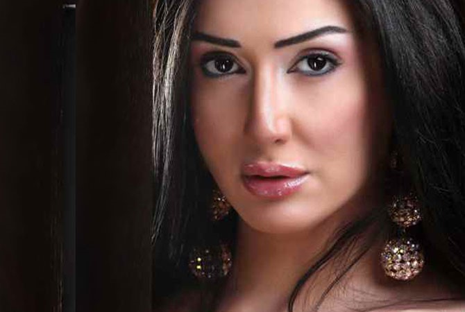 غادة عبد الرازق ترافق زوجها في المستشفى 