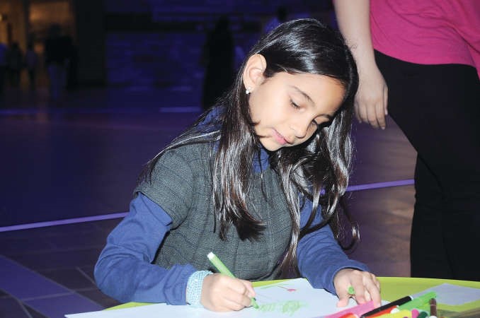 طفلة ترسم صورة لامهااسامة ابوعطية