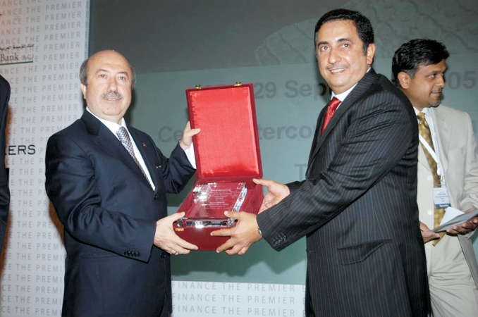 محمد العمر يتسلم احدى جوائز البنك