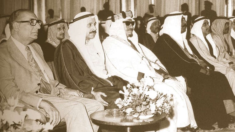 المغفور لهم باذن الله الامير الراحل الشيخ صباح السالم والامير الوالد الشيخ سعد العبدالله والشيخ سالم الصباح وعبدالعزيز حسين خلال تدشين البنك
