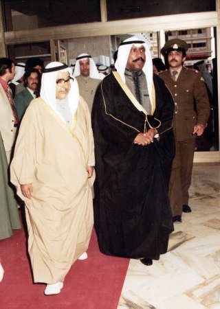 المغفور له باذن الله الامير الوالد الشيخ سعد العبدالله خلال الاحتفال بتدشين البنك