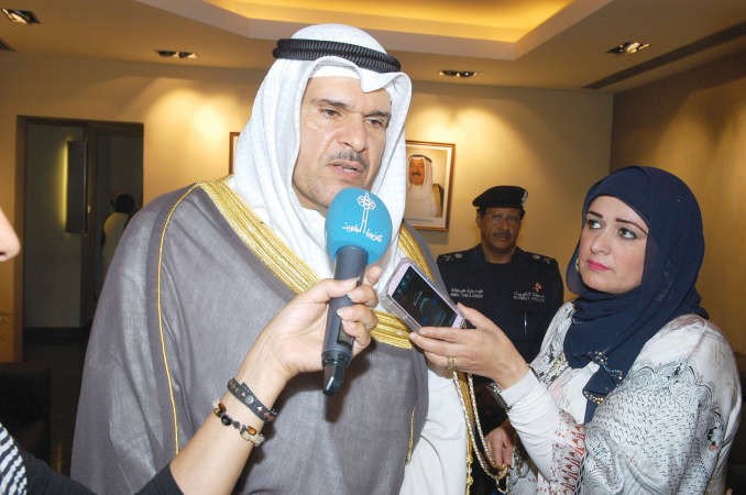 الشيخ سلمان الحمود متحدثا الى الزميلة حنان عبدالمعبود