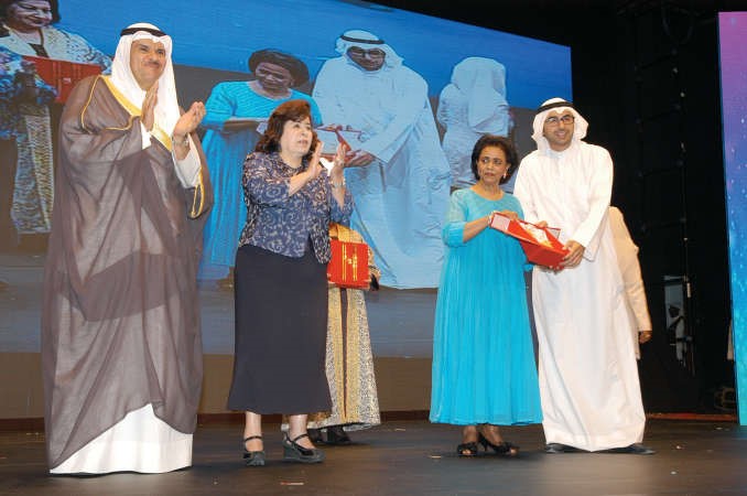 نجل الحكم الدولي جواد عاشور يتسلم تكريم والده
