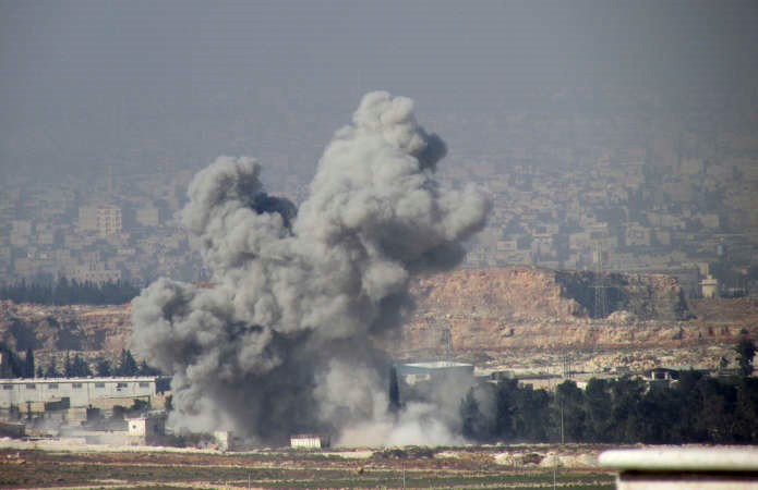 اعمدة الدخان تتصاعد من احد مواقع النظام بعد استهدافه من قبل الجيش الحر في الشيخ نجار بحلب	رويترز ﻿