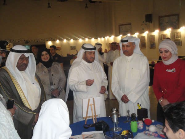 الشيخ علي العبدالله خلال تفقده المعرض﻿
