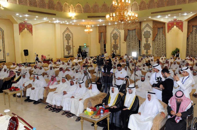 ابناء قبيلة الرشايدة خلال احتفالهم بعودة صاحب السمو الامير الشيخ صباح الاحمد من رحلة العلاج 