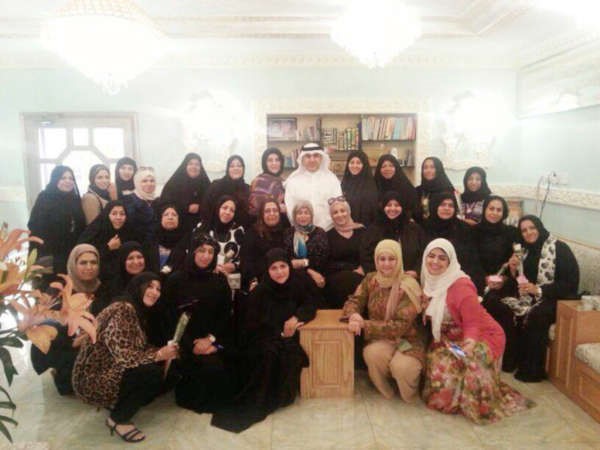 عبدالله التميمي متوسطا الكوادر النسائية في حملته الانتخابية بمناسبة عيد الام