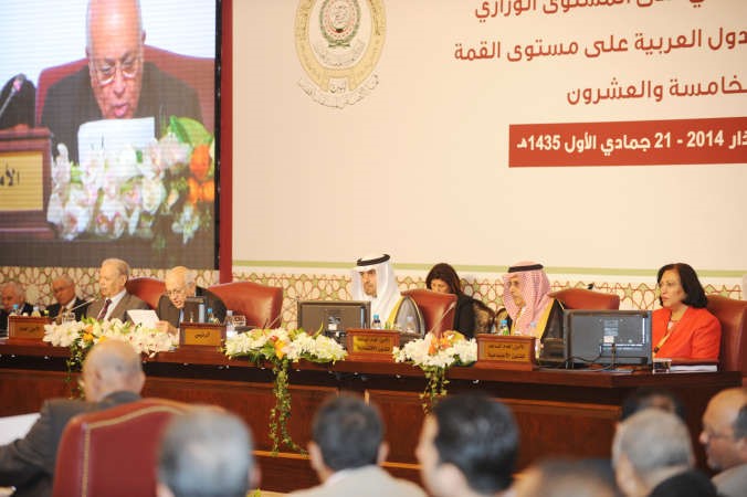 انس الصالح ودنبيل العربي واحمد بن حلي خلال الجلسة	هاني الشمري﻿