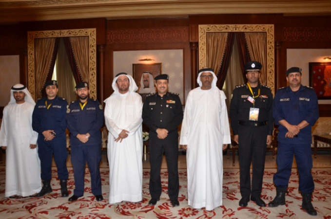 العقيد وليد الغانم مستقبلا الوفد الاماراتي لدى وصوله الى قاعة التشريفات ﻿