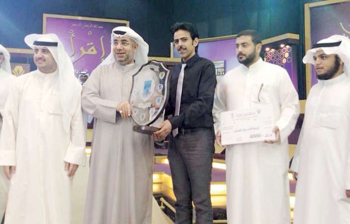 عصام جعفر يسلم الدرع الى فريق النادي البحري﻿