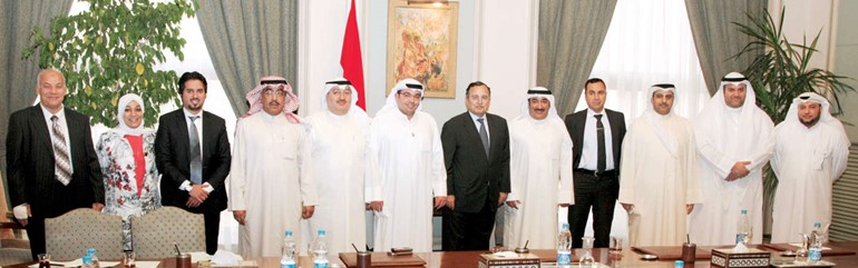 وزير الخارجية المصري متوسطا رئيس التحرير الزميل يوسف خالد المرزوق والزملاء عدنان الراشد وسعد العلي وعماد بوخمسين وماجد العلي وماضي الخميس وعبدالرحمن العليان والقائم بالاعمال الكويتي محمد الحمد ومنى ششتر ومحمد البحر
﻿
