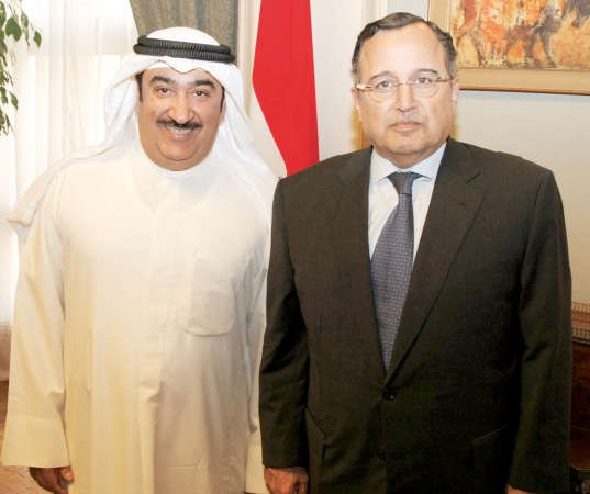 الوزير المصري مع رئيس تحرير كونا سعد العلي
﻿