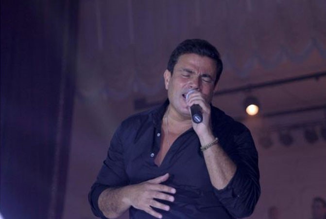 من هي السيدة التي أنزلت عمرو دياب عن المسرح؟ 