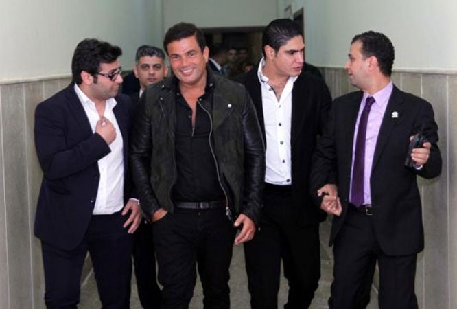 من هي السيدة التي أنزلت عمرو دياب عن المسرح؟ 