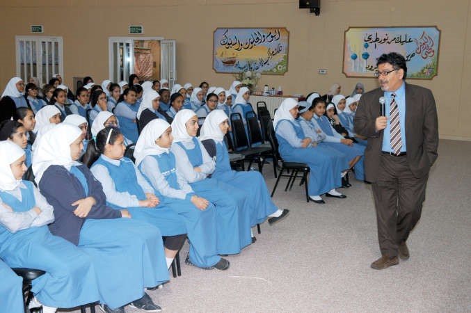 د نايف المطوع متحدثا الى الطالبات خلال المحاضرة﻿