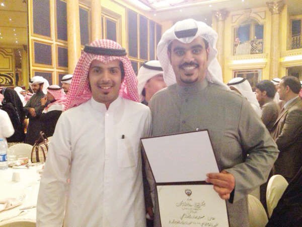 احد المكرمين مع ذويه ﻿