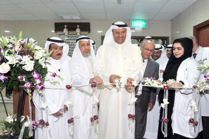 د علي العبيدي يقص شريط الافتتاح