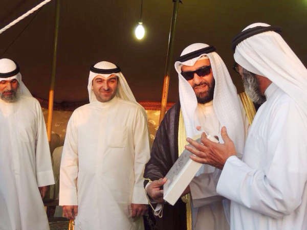 هدية للوزير د علي العمير بحضور الوزير ياسر ابل﻿