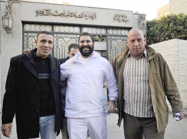 صورة ارشيفية للناشط علاء عبد الفتاح بعد اطلاق سراحه في 25 ديسمبر 2011 ا ف پ ﻿