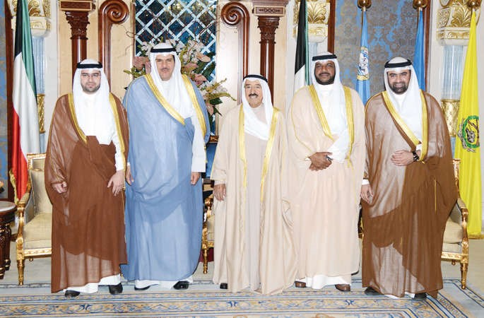 صاحب السمو الامير الشيخ صباح الاحمد مستقبلا الشيخ سلمان الحمود والشيخ احمد المنصور والشيخ حمود الحمود واحمد الخزعل﻿