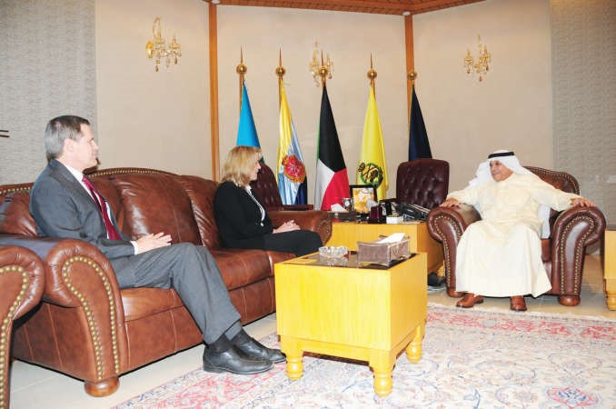 الشيخ خالد الجراح مستقبلا ديبورا لي جايمس وماثيو تولر