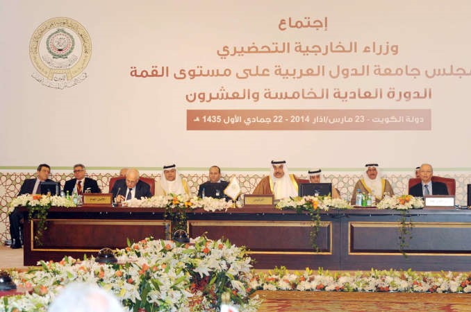 الشيخ صباح الخالد ودنبيل العربي خلال الجلسة﻿
