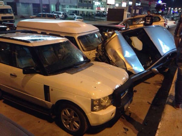 مركبة الوافد وقد اتلفت عدة مركبات عقب سقوطها من اعلى الجسر