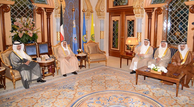 صاحب السمو الامير الشيخ صباح الاحمد خلال استقباله رئيس مجلس الامة مرزوق الغانم والوفد المرافق له بعد عودتهم من جنيف ويبدو النواب سيف العازمي وصالح عاشور ودعبدالله الطريجي﻿