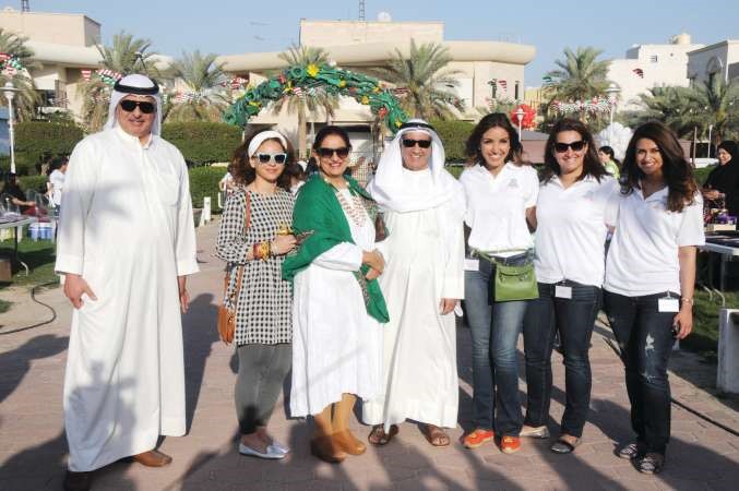 الشيخة شيخة العبدالله مع المنظمات ومختار منطقة اليرموك عبدالعزيز المشاري وماجد عيسى العجيل
