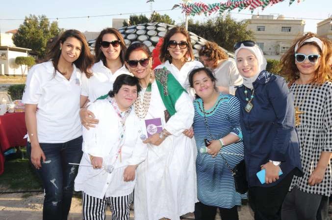 عدد من المشاركات بالمهرجان في صورة مع الشيخة شيخة العبدالله