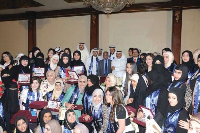متفوقو الكلية في لقطة جماعية مع راعي الحفل﻿