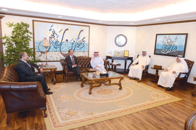 الشيخ مبارك الدعيج اثناء استقباله المدير العام لوكالة الانباء الاردنية بترا فيصل شبول ﻿