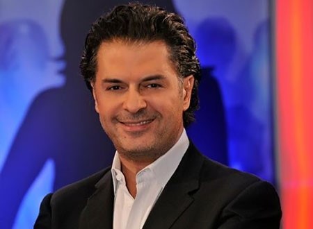بالصور.. راغب علامة في عطلة باريسية بصحبة زوجته