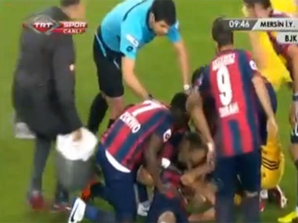 بالفيديو.. لاعب تونسي دولي ينجو من موت محقق على ارض الملعب