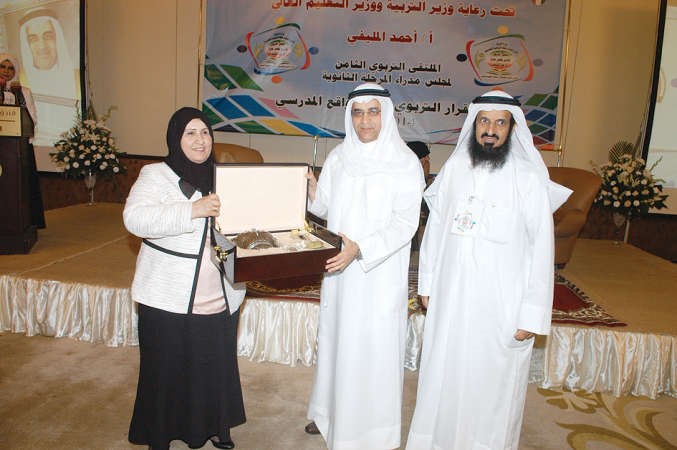احمد المليفي يتلقى درعا تكريمية من بدرية الخالدي﻿