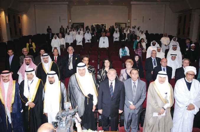 الشيخ سلمان الحمود والشيخ علي الجابر وعبد العزيز البابطين وعدد من السفراء في مقدمة الحضور﻿